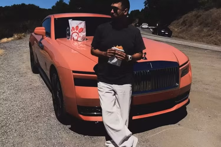 Gần đây, Hoàng tử Malaysia là Tunku Idris Iskandar Ismail thuộc bang Johor của đất nước Malaysia đã gây sốt khi chia sẻ hình ảnh về chiếc siêu xe triệu đô Ferrari Monza SP2, đây là 1 sản phẩm rất đặc biệt của hãng xe Ý, và trước đó, TTJ cũng đã sắm cho mình 1 mẫu xe 4 không, đó là McLaren Elva, bản bỏ kính chắn gió.