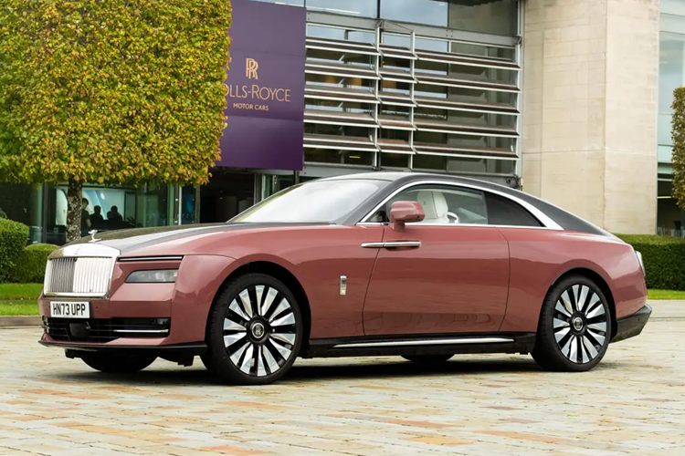 Chiếc xe Rolls-Royce Spectre này có màu cam, sắc màu rất nổi bật, tại Việt Nam, cũng đã có 1 chiếc xe siêu sang Rolls-Royce Spectre được nhập khẩu chính hãng về nước, chủ nhân không ai khác ngoài tay chơi siêu xe Phạm Trần Nhật Minh, hay còn gọi Minh "Nhựa". 