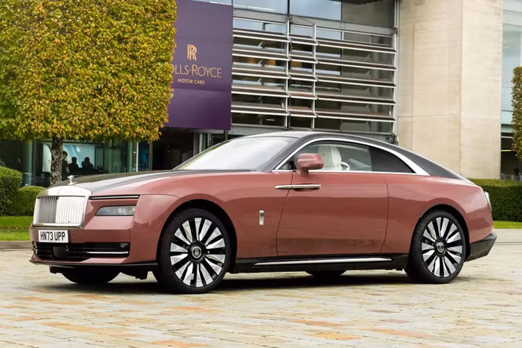 Chiếc xe Rolls-Royce Spectre này có màu cam, sắc màu rất nổi bật, tại Việt Nam, cũng đã có 1 chiếc xe siêu sang Rolls-Royce Spectre được nhập khẩu chính hãng về nước, chủ nhân không ai khác ngoài tay chơi siêu xe Phạm Trần Nhật Minh, hay còn gọi Minh "Nhựa". 