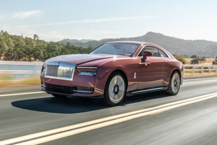 Ước tính bộ sưu tập xe của Tunku Idris Iskandar Ismail phải trên 100 chiếc, trong đó, có rất nhiều xe Rolls-Royce, và không có gì lạ khi Rolls-Royce Spectre của Hoàng tử bang Johor này đăng tải lên trang cá nhân của mình. 