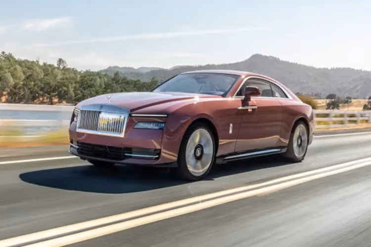 Ước tính bộ sưu tập xe của Tunku Idris Iskandar Ismail phải trên 100 chiếc, trong đó, có rất nhiều xe Rolls-Royce, và không có gì lạ khi Rolls-Royce Spectre của Hoàng tử bang Johor này đăng tải lên trang cá nhân của mình. 