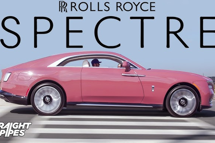 Rolls-Royce Spectre mới được Hoàng tử Malaysia chia sẻ lên mạng sẽ sở hữu động cơ điện, sản sinh ra công suất tối đa lên đến 577 mã lực và mô-men xoắn 900 Nm. Xe điện đầu tiên của Rolls-Royce có thời gian tăng tốc từ vị trí xuất phát lên 100km/h chỉ trong 4,4 giây trước khi đạt tốc độ tối đa giới hạn là 250 km/h. 