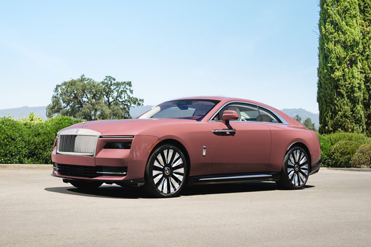 Mới đây, trong 1 chuyến công tác, Tunku Idris Iskandar Ismail lại bất ngờ khi chia sẻ khoảnh khắc bên cạnh 1 chiếc xe siêu sang của Rolls-Royce không ăn một giọt xăng.