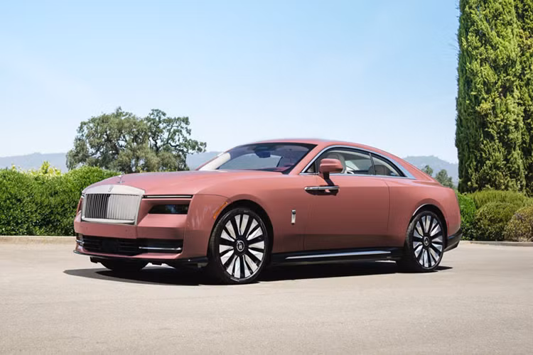 Mới đây, trong 1 chuyến công tác, Tunku Idris Iskandar Ismail lại bất ngờ khi chia sẻ khoảnh khắc bên cạnh 1 chiếc xe siêu sang của Rolls-Royce không ăn một giọt xăng.