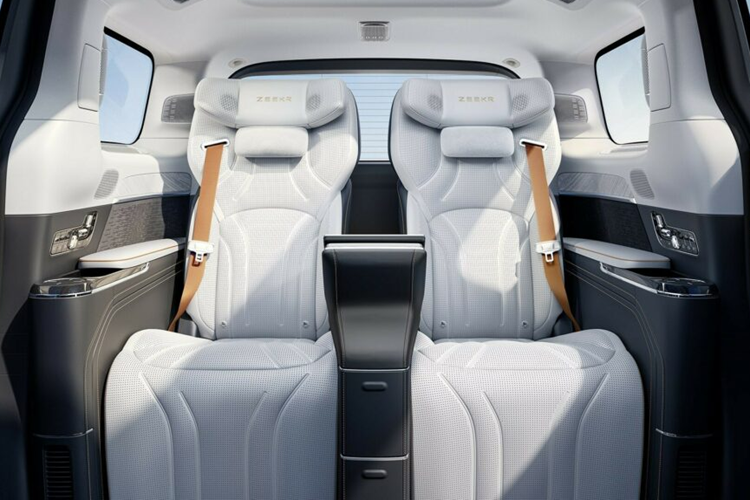 Thay đổi lớn nhất nhằm ở khoang nội thất khi xe có hai ghế sau độc lập với tựa chân chỉnh điện, cũng như phần tựa đầu lạ mặt tích hợp loa giải trí. Hai ghế ngồi được ngăn cách với nhau bằng một bảng điều khiển trung tâm độc đáo, tích hợp ngăn kéo, bàn xếp gọn và một màn hình cảm ứng.