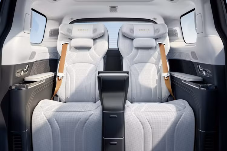 Thay đổi lớn nhất nhằm ở khoang nội thất khi xe có hai ghế sau độc lập với tựa chân chỉnh điện, cũng như phần tựa đầu lạ mặt tích hợp loa giải trí. Hai ghế ngồi được ngăn cách với nhau bằng một bảng điều khiển trung tâm độc đáo, tích hợp ngăn kéo, bàn xếp gọn và một màn hình cảm ứng.