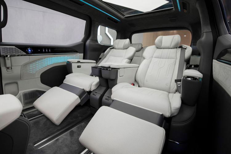 Khu vực này còn sang trọng và cao cấp với các chi tiết ốp gỗ trang nhã, kèm các điểm nhấn dạng chấm đặc biệt. Các thông tin khác về Zeekr 009 Grand đều rất hạn chế, tuy nhiên phiên bản tiêu chuẩn được trang bị bộ pin khổng lỗ 140 kWh, cho phạm vi hoạt động theo chuẩn CLTC lên tới 511 dặm (822 km). 