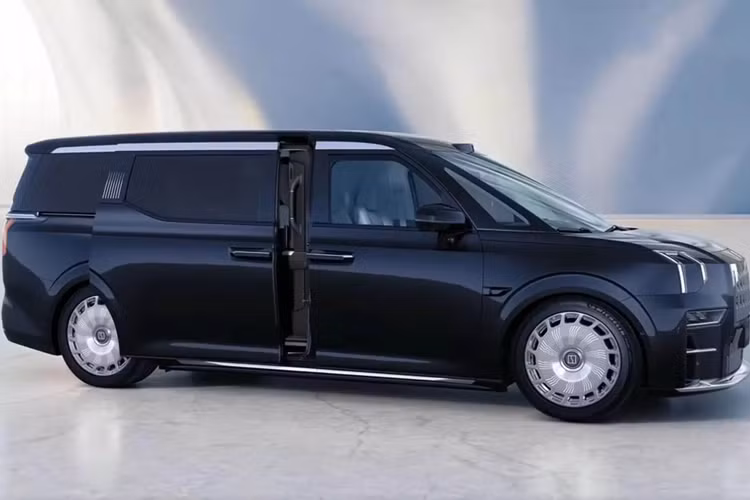 Giá xe Zeekr 009 Grand 2024 chưa được hé lộ nhưng nhà sản xuất ô tô từ Trung Quốc cho biết sẽ rất đắt đỏ, có thể lên tới 500.000 nhân dân tệ (tương đương 1,7 tỷ đồng).