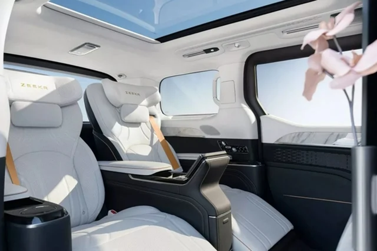 Nhiều chi tiết chưa được hé lộ nhưng xe Minivan Zeekr 009 Grand sẽ được bổ sung nhiều chi tiết mạ chrome và la-zăng rèn 20 inch. Nắp chụp mâm cũng sẽ được sơn màu đen cũng như hoàn thiện bằng khắc laser tinh xảo.