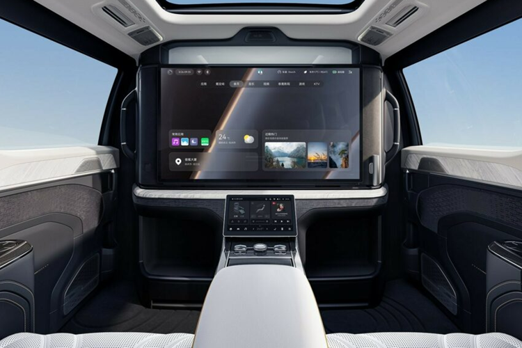 Màn hình tích hợp có thể điều khiển ghế ngồi, điều hòa nhiệt độ và hệ thống giải trí. Zeekr không công bố bất kỳ thông tin về kích thước, nhưng sẽ không chiếm nhiều không gian. Bên cạnh đó, giữa hàng ghế trước sau trang bi vách ngăn ngăn, cũng như cửa sổ trời toàn cảnh cho khoang hành khách phía sau.