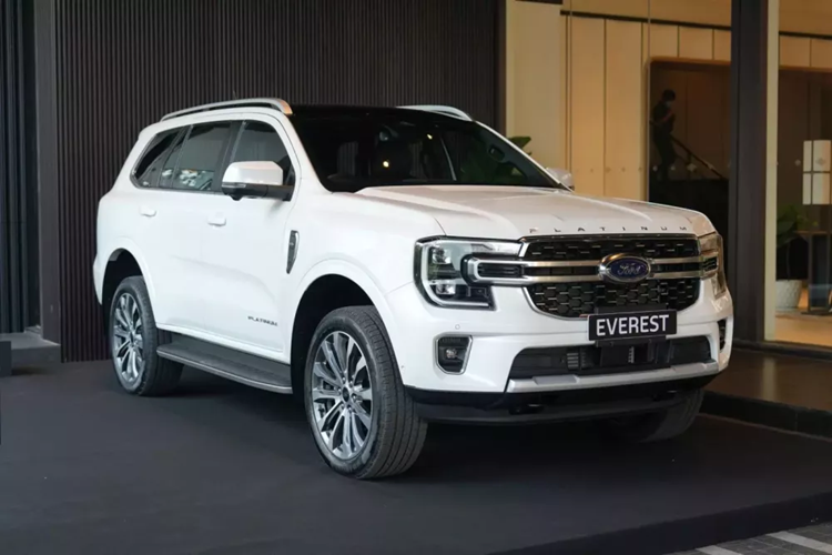 Ford mới đây đã chính thức bổ sung phiên bản mới cho dòng xe Everest ở thị trường Thái Lan, đó là Platinum. Được định vị như phiên bản cao cấp nhất của dòng xe này, giá xe Ford Everest Platinum 2024 mới có mức khởi điểm lên đến 2,279 triệu Baht (khoảng 1,58 tỷ đồng).