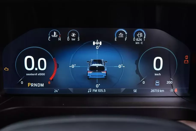 Ngoài ra, Ford Everest Platinum còn sở hữu đủ những tính năng an toàn như camera 360 độ, hệ thống hỗ trợ đỗ xe tự động, cảnh báo áp suất lốp, hệ thống giữ làn đường, hỗ trợ đánh lái tránh va chạm, phanh tự động khi lùi, cảnh báo điểm mù, ngăn va chạm tại giao lộ và 9 túi khí.