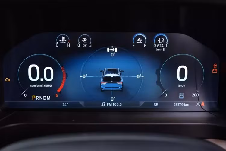 Ngoài ra, Ford Everest Platinum còn sở hữu đủ những tính năng an toàn như camera 360 độ, hệ thống hỗ trợ đỗ xe tự động, cảnh báo áp suất lốp, hệ thống giữ làn đường, hỗ trợ đánh lái tránh va chạm, phanh tự động khi lùi, cảnh báo điểm mù, ngăn va chạm tại giao lộ và 9 túi khí.