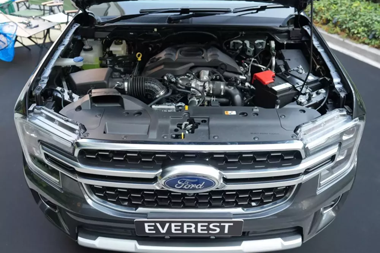 Điểm nhấn đáng chú ý nhất của mãu xe SUV Ford Everest Platinum 2024 dành cho thị trường Thái Lan chính là khối động cơ diesel V6, tăng áp, dung tích 3.0L mạnh mẽ.