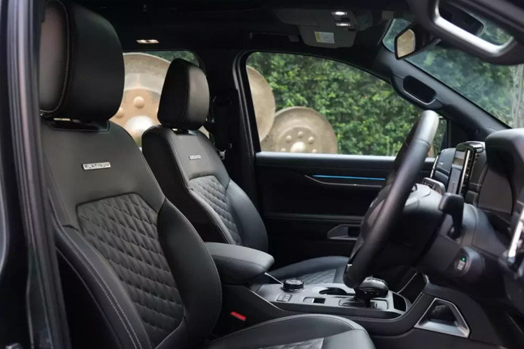 Điểm nhấn còn lại của nội thất nằm ở hệ thống âm thanh Bang &amp; Olufsen 12 loa với loa trầm. Những trang bị như bảng đồng hồ kỹ thuật số 12,4 inch, cửa sổ trời toàn cảnh Panorama trượt chỉnh điện, đèn viền trang trí nội thất, sưởi vô lăng và sưởi hàng ghế thứ hai cũng có bên trong phiên bản Platinum.