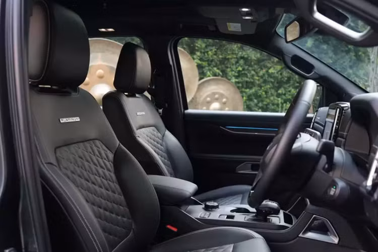 Điểm nhấn còn lại của nội thất nằm ở hệ thống âm thanh Bang &amp; Olufsen 12 loa với loa trầm. Những trang bị như bảng đồng hồ kỹ thuật số 12,4 inch, cửa sổ trời toàn cảnh Panorama trượt chỉnh điện, đèn viền trang trí nội thất, sưởi vô lăng và sưởi hàng ghế thứ hai cũng có bên trong phiên bản Platinum.