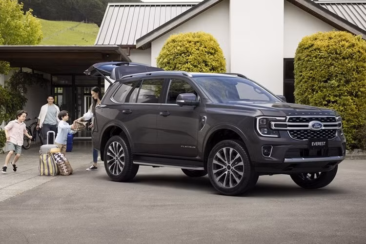 Ghế trước của mẫu xe này ngoài logo "Platinum" trên lưng ghế còn có đủ tính năng chỉnh điện 10 hướng, sưởi/làm mát và nhớ vị trí. Trong khi đó, hàng ghế thứ hai có tính năng sưởi/làm mát điều khiển qua màn hình thông tin giải trí.