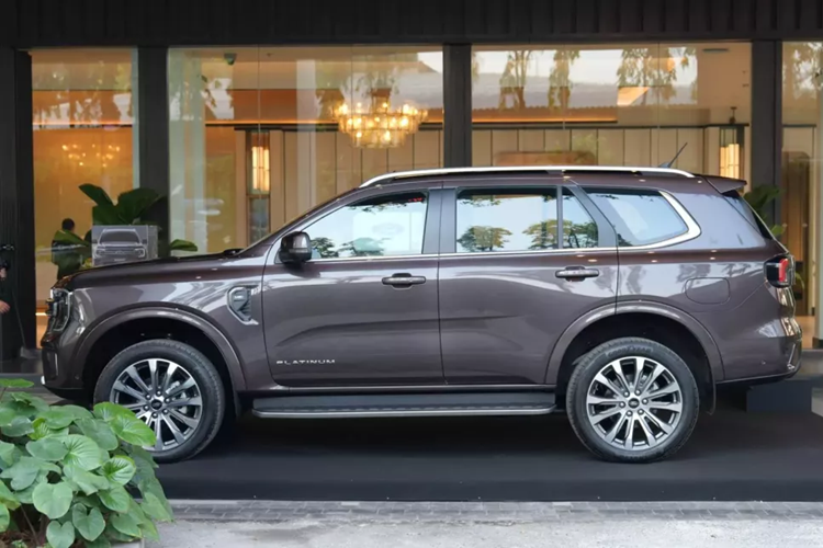 Tại thị trường Thái Lan, Ford Everest Platinum 2024 có 5 màu sắc ngoại thất là bạc, xám, đen, nâu và trắng. Tuy nhiên, hãng Ford chỉ phân phối đúng 350 chiếc xe này ở xứ sở Chùa vàng.Theo kế hoạch, xe sẽ chính thức ra mắt thị trường Việt Nam trong tháng 3 này.