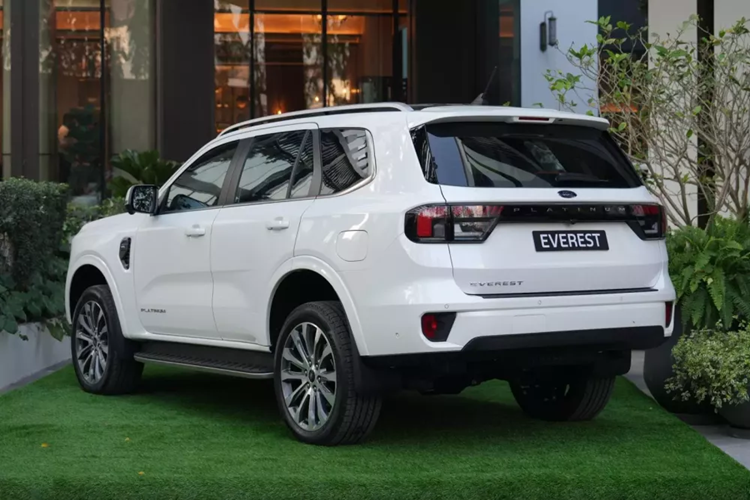 Tuy nhiên, theo tin đồn, Ford Everest Platinum tại Việt Nam sẽ không dùng động cơ V6 như trên mà vẫn được trang bị máy dầu 4 xi-lanh, tăng áp kép, dung tích 2.0L quen thuộc. Tại Việt Nam, Ford Everest Platinum sẽ được dùng để thay thế vị trí của bản Wildtrak. Mẫu xe này được đồn là sẽ có giá lên đến 1,7 tỷ đồng tại Việt Nam.
