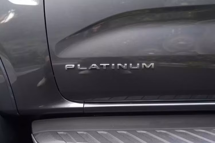 Động cơ này cho công suất tối đa 250 mã lực và mô-men xoắn cực đại 600 Nm. Động cơ kết hợp với hộp số tự động 10 cấp và hệ dẫn động 4 bánh. Theo hãng Ford, Everest Platinum là mẫu xe sở hữu thiết kế ngoại thất đơn giản và thanh lịch.