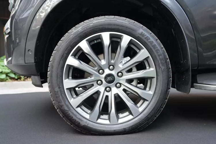 Chưa hết, Ford Everest Platinum 2024 còn có bộ vành hợp kim 21 inch riêng, đi kèm lốp 275/45 R21, tạo cảm giác sang trọng và thể thao hơn. Tiếp theo là những chi tiết ngoại thất màu bạc satin như lưới tản nhiệt và baga nóc.