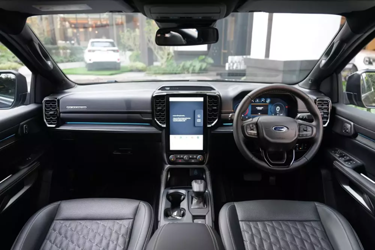 Bên trong Ford Everest Platinum 2024 là không gian nội thất rộng rãi, cao cấp và tiện nghi hơn. Ghế của xe được bọc da và khâu hình quả trám trong khi mặt táp-lô có chi tiết ốp gỗ.