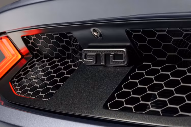 Ngoài cỗ máy mạnh mẽ, Mustang GTD còn có hệ thống treo Pushrod bán chủ động tiên tiến với công nghệ giảm chấn ống đệm thích ứng và tốc độ lò xo kép thủy lực và có thể điều chỉnh độ cao.