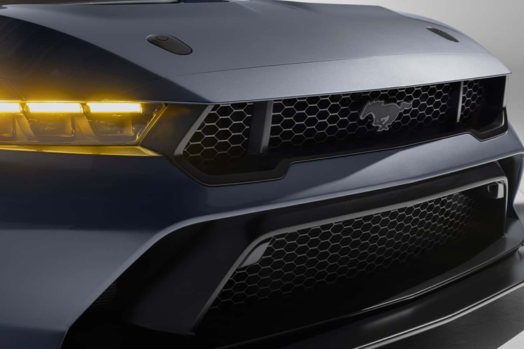 Hệ thống treo này thường xuất hiện trên các mẫu xe đua cao cấp. Mẫu xe cũng đồng thời sở hữu phần thân xe bằng sợi carbon, cánh gió sau được thiết kế lớn.