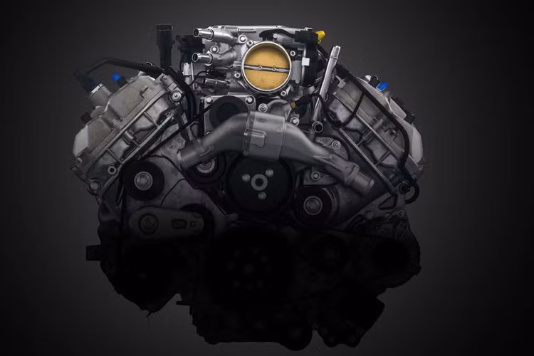 Xe cũng được trang bị bộ mâm nhôm 20 inch kết hợp bộ lốp trước 325 mm và lốp sau 345 mm. Hệ thống phanh gốm carbon Brembo và có những đường ống làm mát đối với hệ thống phanh sau.