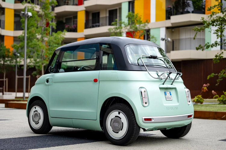 Trên cơ sở đó, đại diện Stellantis cho biết Fiat sẽ gỡ bỏ biểu tượng cờ Italia trên mọi chiếc Topolino trong tương lai, mặc dù việc sản xuất mẫu xe này tại Morocco là hoàn toàn hợp pháp và nằm trong kế hoạch của tập đoàn.