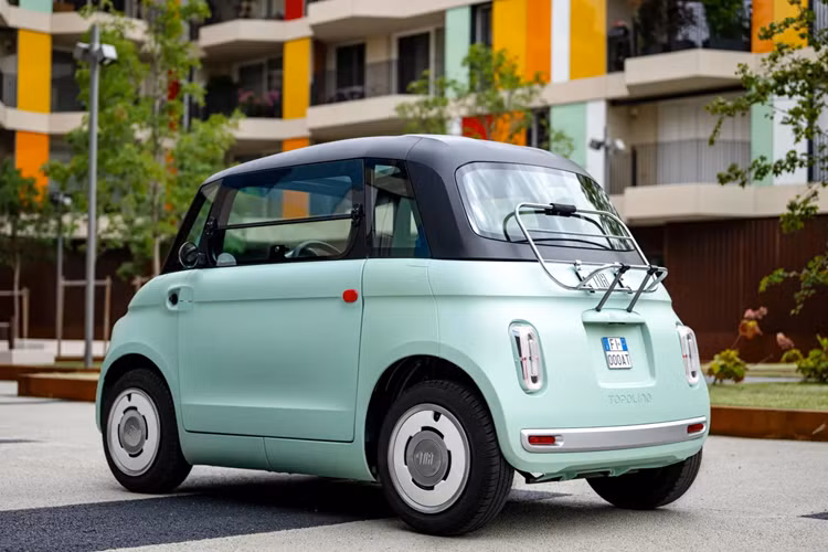 Trên cơ sở đó, đại diện Stellantis cho biết Fiat sẽ gỡ bỏ biểu tượng cờ Italia trên mọi chiếc Topolino trong tương lai, mặc dù việc sản xuất mẫu xe này tại Morocco là hoàn toàn hợp pháp và nằm trong kế hoạch của tập đoàn.