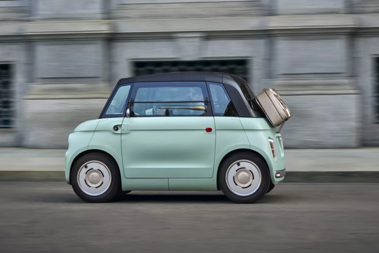 Trong gần 90 năm qua, mẫu xe mini Fiat Topolino đã trở thành một phần của văn hóa đất nước hình chiếc ủng. Mặc dù vậy, việc nhiều thương hiệu đến từ như Fiat hay Alfa Romeo chuyển các nhà máy sản xuất xe ra khỏi Italia khiến cho chính phủ quốc gia này không hài lòng.