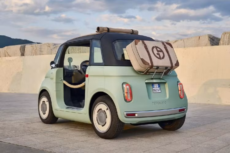 Tháng trước, thương hiệu Alfa Romeo đã buộc phải đổi tên mẫu xe mới từ "Milano" mới thành "Junior" để có thể bán xe tại Italia, bởi quốc gia này không cho phép một chiếc xe được đặt tên theo thành phố Milan nhưng lại sản xuất ở Ba Lan, họ cho rằng đây là một động thái lừa dối người tiêu dùng