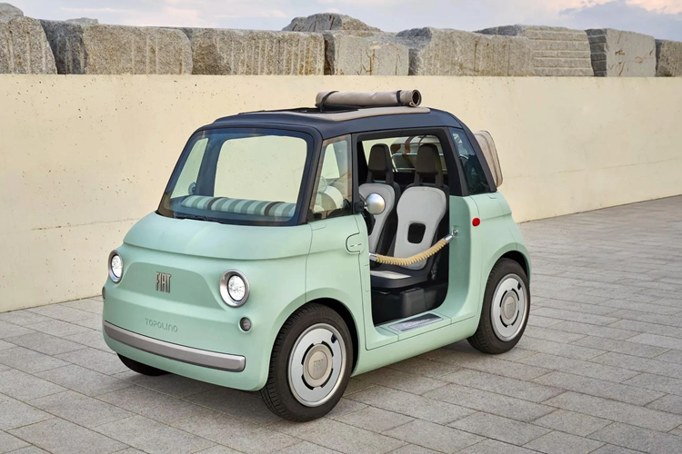 Phản ứng trước quyết định của cảnh sát Italia, đại diện tập đoàn Stellantis – công ty mẹ của Fiat cho rằng mục đích của nhãn dán cờ Ý trên Fiat Topolino là chỉ ra nguồn gốc kinh doanh của sản phẩm, các thương hiệu của tập đoàn luôn tuân thủ tuyệt đối nguyên tắc này.