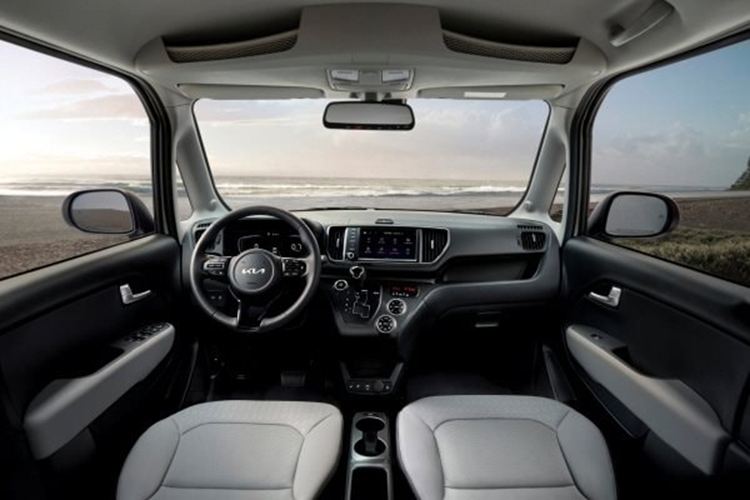 Kia Ray EV 2025 tại thị trường Hàn Quốc được cung cấp 3 phiên bản chính là: Phiên bản Light một chỗ ngồi: 20.500 - 21.000 USD (~ 507 - 519 triệu đồng). Phiên bản Light hai chỗ ngồi: 20.700 - 21.100 USD (~512 - 521 triệu đồng). Phiên bản Light bốn chỗ ngồi: 21.000 - 22.300 USD (~ 519 - 551 triệu đồng)