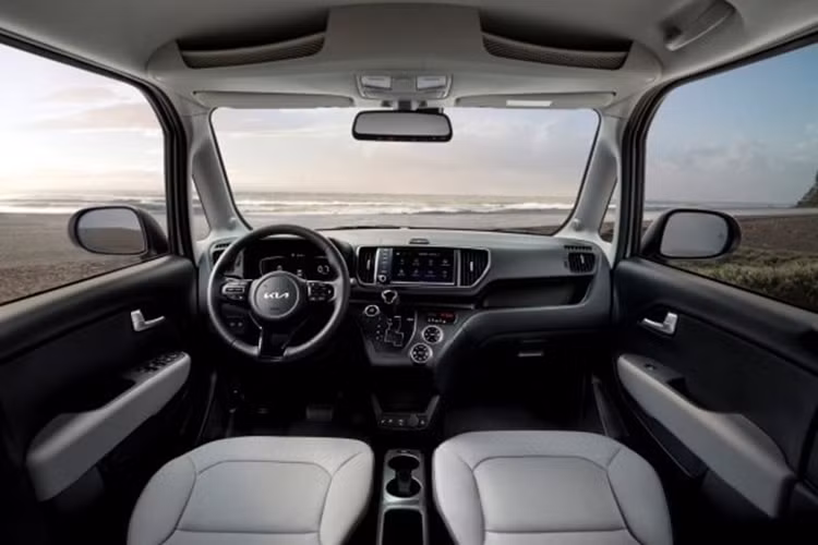 Kia Ray EV 2025 tại thị trường Hàn Quốc được cung cấp 3 phiên bản chính là: Phiên bản Light một chỗ ngồi: 20.500 - 21.000 USD (~ 507 - 519 triệu đồng). Phiên bản Light hai chỗ ngồi: 20.700 - 21.100 USD (~512 - 521 triệu đồng). Phiên bản Light bốn chỗ ngồi: 21.000 - 22.300 USD (~ 519 - 551 triệu đồng)