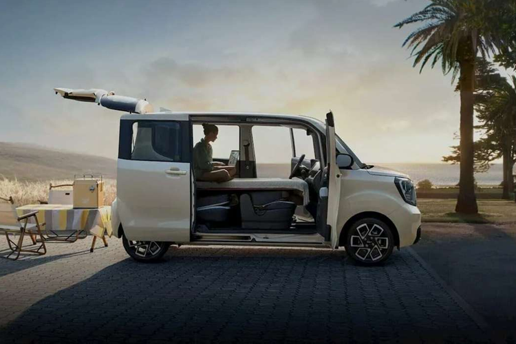 Trong khi đó, gói Style có đèn pha chiếu sáng, đèn hậu LED kết hợp và nhiều trang bị tiện ích hiện đại khác. Cung cấp “sức mạnh” cho Kia Ray EV 2025 là cụm pin 35,2 kWh, cung cấp phạm vi hoạt động khoảng 205 km sau mỗi lần sạc đầy. Nếu chạy trong chạy thành phố, xe có thể di chuyển được quãng đường lên đến 233 km.