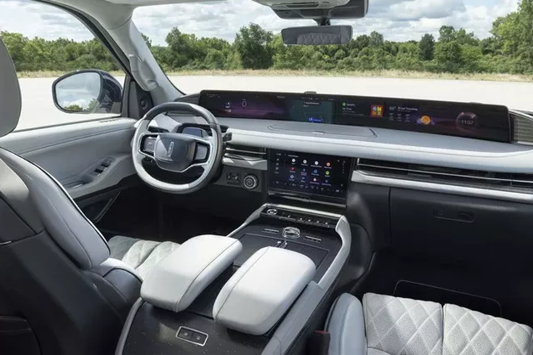 Tất nhiên, với cách tăng giá này là có lý do từ Lincoln, Navigator đã nhận được một thiết kế mới hiện đại và to lớn hơn trên đời 2025. Những thay đổi về ngoại thất chủ yếu là phần đầu xe mới với lưới tản nhiệt lớn hơn, đèn pha sắc cạnh và đường viền không khác gì những chiếc SUV Lincoln khác.