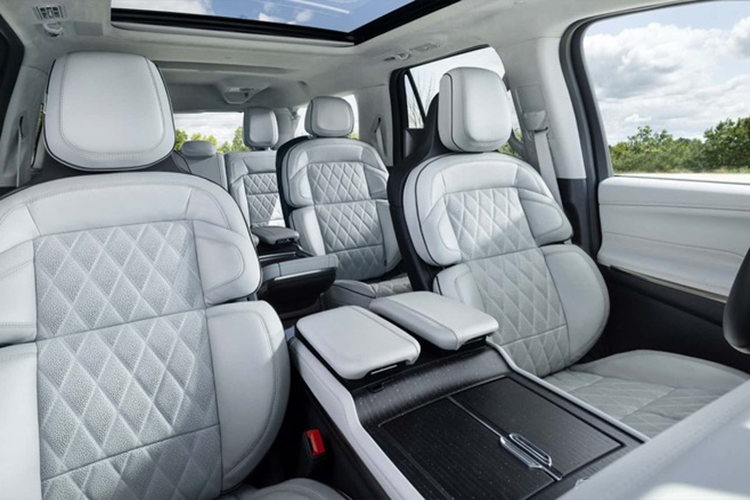 Bánh xe lớn 24 inch là tùy chọn, mặc dù kiểu dáng tổng thể sẽ quen thuộc với những người hâm mộ Navigator. Nhiều thay đổi hơn sẽ xuất hiện bên trong, nơi bạn sẽ tìm thấy cabin kỹ thuật số với màn hình 48 inch kết hợp màn hình người lái và thông tin giải trí.