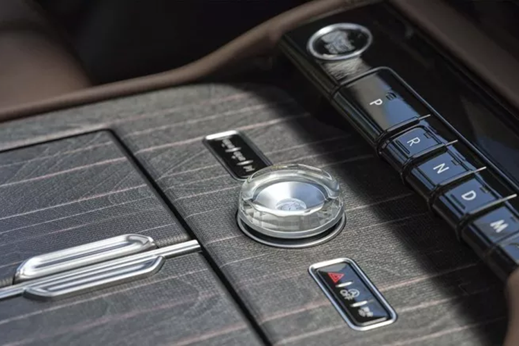 Nó trải dài gần như toàn bộ chiều rộng của bảng điều khiển và có một màn hình khác được gắn ở giữa để hỗ trợ các tính năng sử dụng phổ biến như cài đặt khí hậu và âm thanh, cùng những thứ khác.