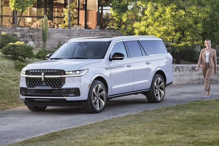  Lincoln Navigator 2025 mới sẽ có giá từ 101.990 USD (2,6 tỷ đồng). Phiên bản Premiere đã bị loại bỏ, khiến bản Reserve trở thành bản tiêu chuẩn. Chiếc SUV cỡ lớn Lincoln Navigator 2025 sẽ có mặt tại các đại lý vào đầu năm 2025.