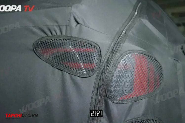 Hiện chưa có hình ảnh rò rỉ về nội thất của Sportage mới, tuy nhiên, theo giới truyền thông Hàn Quốc, mẫu CUV này sẽ áp dụng giao diện màn hình liền khổ lớn mới giống EV9/EV3. Toàn bộ các hệ thống định vị, giải trí và tùy biến trên xe đều tích hợp tại đây.