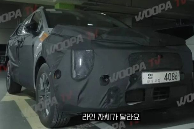 Cụ thể, khu vực đầu xe SUV Kia Sportage 2025 có kiểu dáng khá giống với Sorento và EV9. Mặt ca lăng của mẫu crossover này có kiểu dáng vuông vức hơn trong khi cụm đèn pha được bổ sung dải đèn định vị Starmap.