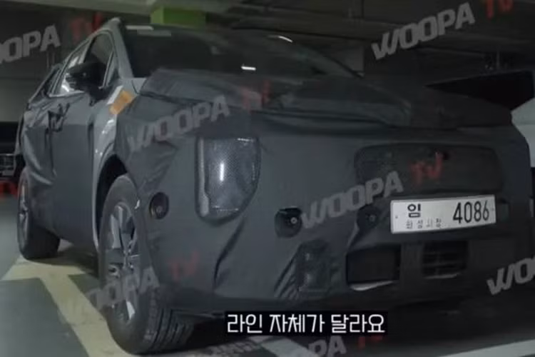 Cụ thể, khu vực đầu xe SUV Kia Sportage 2025 có kiểu dáng khá giống với Sorento và EV9. Mặt ca lăng của mẫu crossover này có kiểu dáng vuông vức hơn trong khi cụm đèn pha được bổ sung dải đèn định vị Starmap.