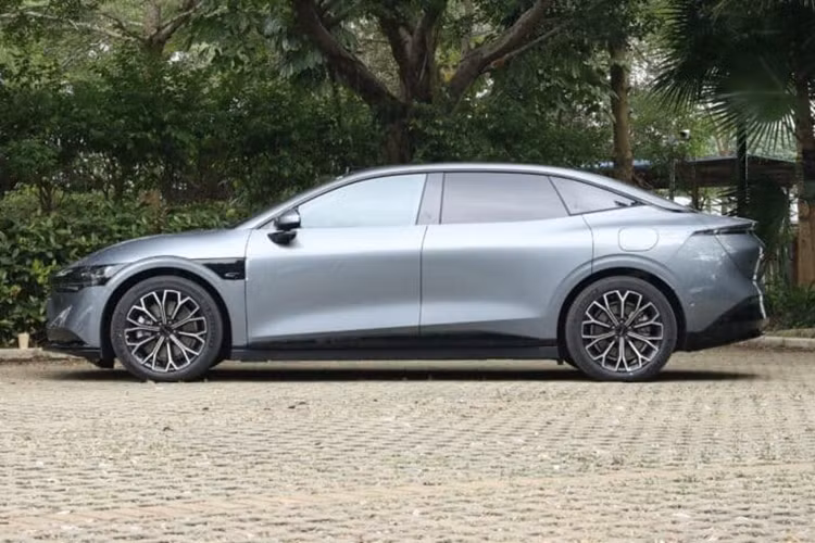 Cải tiến quan trọng trong hệ thống đỗ xe thông minh mới của Zeekr là hệ thống quan sát mắt cá (BEV) do hãng này tự phát triển, giúp xe có thể tự động xử lý khi gặp chướng ngại vật. Là một phần của quá trình đỗ xe, ô tô sẽ tự động thu lại gương chiếu hậu.