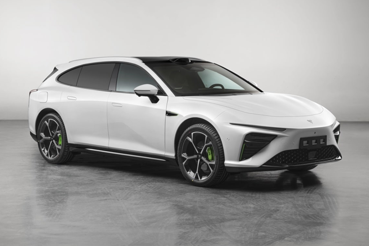 Tiếp đến là việc xe có vô lăng hình chữ D với cần số gắn phía sau. Điều thú vị là S Hunting Edition áp dụng thiết kế đường hầm trung tâm mới mà không có nhựa bóng xỉn màu. Chất lượng vật liệu cũng được cải thiện. Neta S Wagon được cho là dựa trên nền tảng Shanhai 2.0.