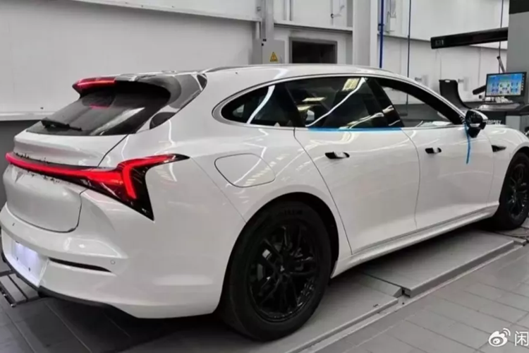 Nội thất của xe điện Neta S Wagon 2024 vẫn giữ nguyên như phiên bản sedan. Xe sử dụng cùng một bố cục màn hình với màn hình chính dọc 17,6 inch khổng lồ, màn hình hành khách phía trước 12,3 inch và cụm đồng hồ LCD 13,3 inch. Neta S Wagon cũng có AR-HUD phía sau tay lái.