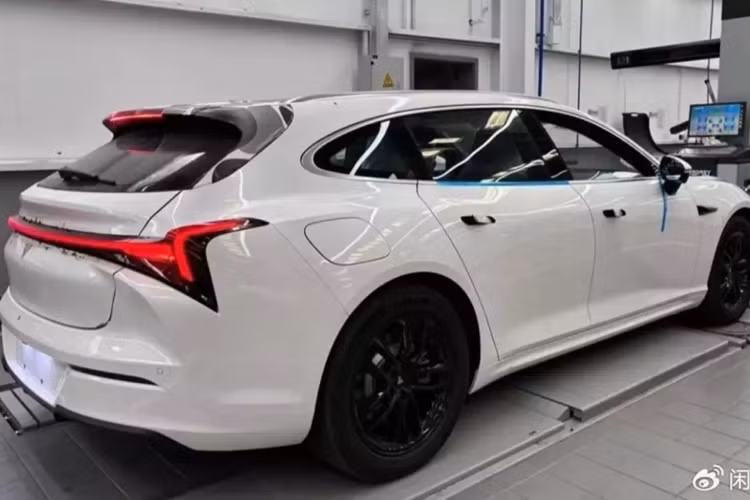 Nội thất của xe điện Neta S Wagon 2024 vẫn giữ nguyên như phiên bản sedan. Xe sử dụng cùng một bố cục màn hình với màn hình chính dọc 17,6 inch khổng lồ, màn hình hành khách phía trước 12,3 inch và cụm đồng hồ LCD 13,3 inch. Neta S Wagon cũng có AR-HUD phía sau tay lái.