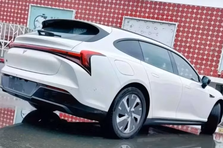 Phiên bản Neta S Wagon Hunting Edition có đường mái mượt mà hơn, hợp nhất với trụ D, tạo thành đường viền đặc trưng của xe ga. Xe có cánh gió trên nóc lớn, cần gạt nước phía sau và cản xe độc đáo. Nhưng cụm đèn hậu của xe ga này vẫn giữ nguyên thiết kế với người anh em sedan.