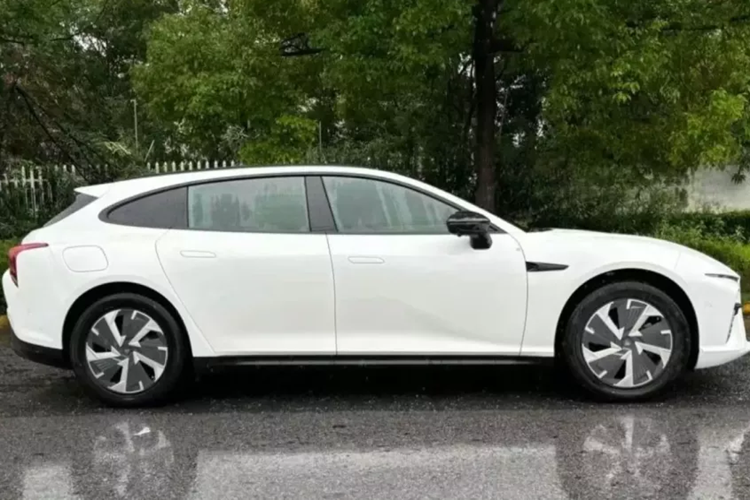 Với chiều dài cơ sở này, mẫu ôtô Trung Quốc được định vị trong phân khúc sedan cỡ trung và cỡ lớn. Chưa chịu dừng lại, mới đây, hình ảnh về chiếc Neta S phiên bản Wagon đã bị lộ xuất hiện trên đường phố Trung Quốc.